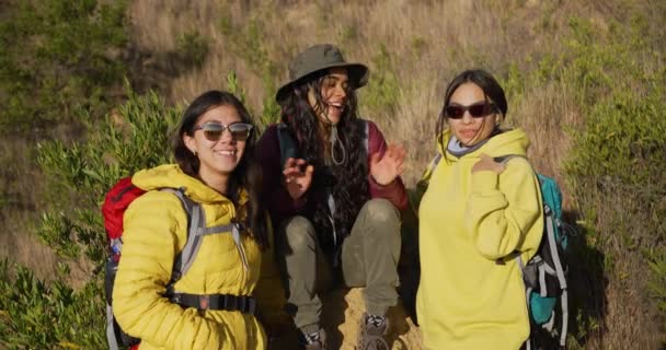 Gruppe Tre Mexicanske Unge Piger Smiler Griner Krammer Hinanden Bjerg – Stock-video