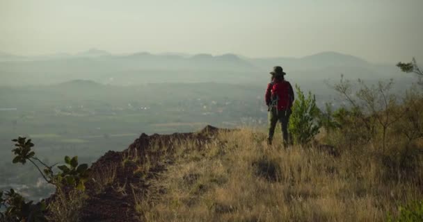 Mexikanerin Wandert Und Beobachtet Die Malerische Aussicht Tecajete Hill Puebla — Stockvideo