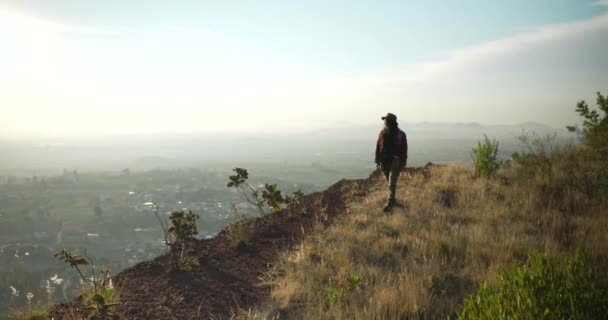 Junge Mexikanerin Beim Wandern Auf Dem Hügel Tecajete Puebla Mexiko — Stockvideo