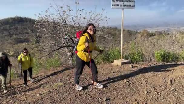 Meninas Mexicanas Jovens Caminhadas Tecajete Colina Puebla México Com Popocatepetl — Vídeo de Stock