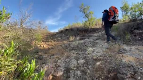 Νεαρός Μεξικανός Άνδρας Πεζοπορία Στο San Jeronimo Tecuanipan — Αρχείο Βίντεο