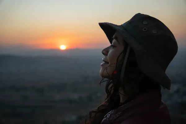 Meksika 'lı genç bir kız gün batımında bir dağda