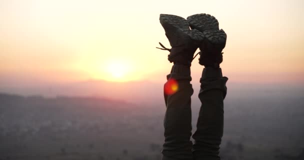 Jalat Tyttö Headstand Auringonlaskussa Vuorella — kuvapankkivideo