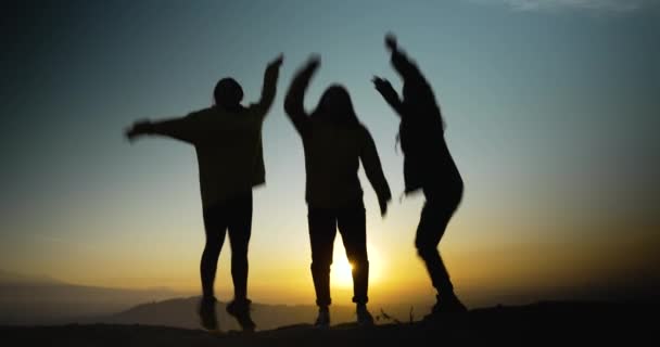 三幅年轻女子的侧影在哀悼中跳跃 — 图库视频影像