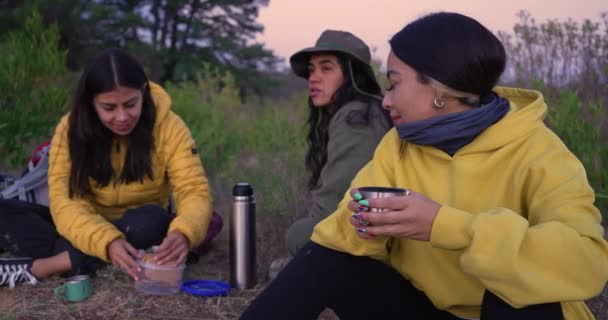 Три Мексиканки Горах Трауре Пьют Кофе Печеньем — стоковое видео