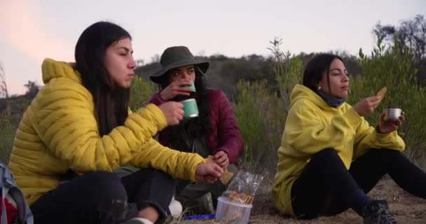 Trzy Meksykańskie Turystki Mają Kawę Ciasteczka Wsi — Wideo stockowe