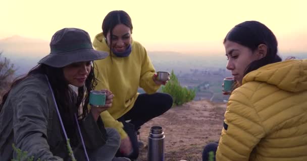 三个墨西哥女孩在山上服丧 一边喝咖啡一边自拍 — 图库视频影像