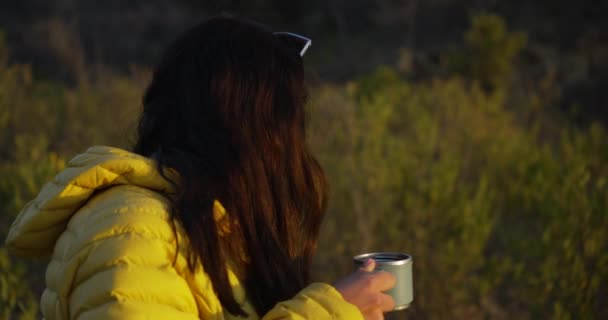 墨西哥姑娘在乡间喝咖啡 悲痛欲绝 动作缓慢 — 图库视频影像
