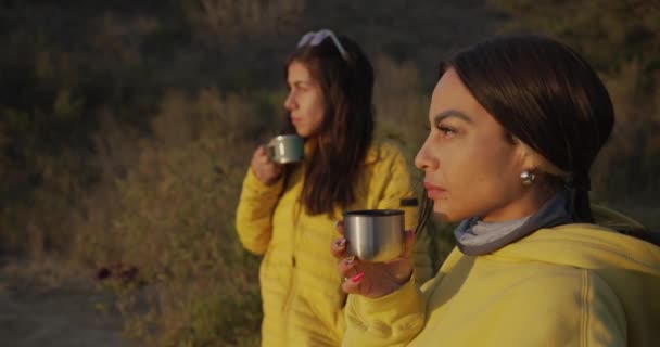 Två Mexikanska Flickor Tar Kaffe Medan Wtch Soluppgången Landsbygden — Stockvideo