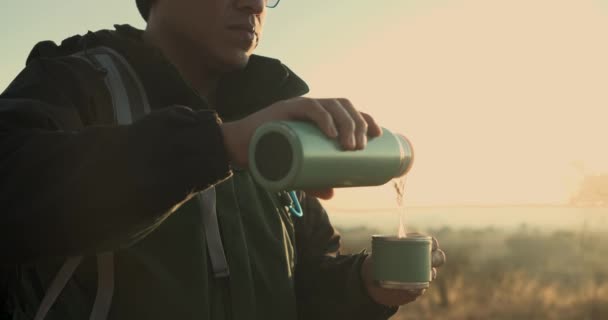 冒险性的墨西哥佬从他的热水瓶里倒咖啡到杯子里 然后喝下去 — 图库视频影像