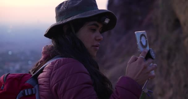 Mittlere Aufnahme Eines Mexikanischen Mädchens Beim Fotografieren Einem Berg Bei — Stockvideo
