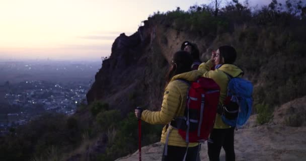 Meninas Mexicanas Desfrutar Vista Cênica Uma Montanha — Vídeo de Stock
