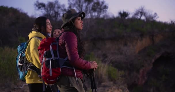 山のメキシコのハイカーの女の子は日の出を見て祝います — ストック動画