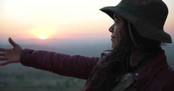 그녀의 손으로 꼭대기에서 일몰을 보여주는 — 비디오
