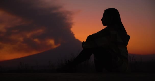 Silhouet Van Het Mexicaanse Meisje Dat Achtergrond Naar Het Popocatepetl — Stockvideo
