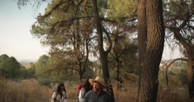 İki Meksikalı genç kız, Meksika 'nın San Jeronimo Tecuanipan, Puebla' daki kırsal turunda yerel bir rehberi takip ediyor.