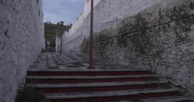 Tecamachalco Puebla 'daki eski Fransisken manastırında küçük bir sokak.