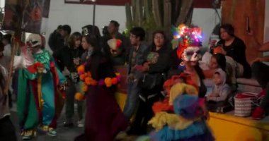 Tecamachalco, Puebla 'da. Meksika mı? 2 Kasım 2024 'te maskeli insanlar ölüm bayramı boyunca dans ettiler.