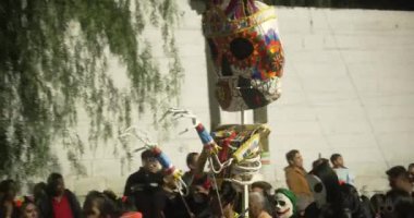 Tecamachalco, Puebla 'da. Meksika mı? 2 Kasım 2024. Büyük Kafatası ölüler günü geçit töreninde kukla dans eder.