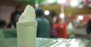 Meksika usulü şerbet yenen tam porsiyon og camı.