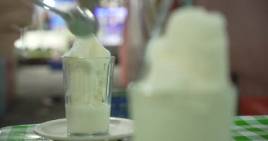 Meksika panayırında Meksika usulü iki şerbet yeniyor.