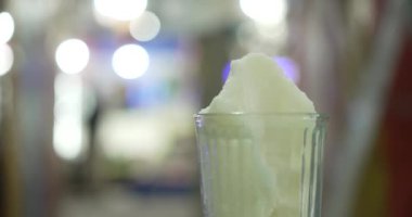 Meksika usulü şerbet yiyen bir kadının yakın çekimi.