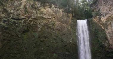 Meksika 'nın güzel şelalesine doğru eğil.