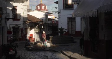 Cuetzalan, Puebla. Meksika mı? 23 Kasım 2024. Çeşmeli yoğun bir yer