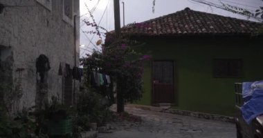Kuruması için Cuetzalan caddesinde asılı elbiseler