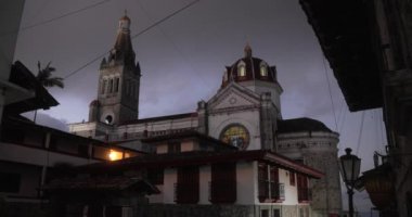 Cuetzalan, Puebla 'da gün batımında sömürge katedrali. Meksika