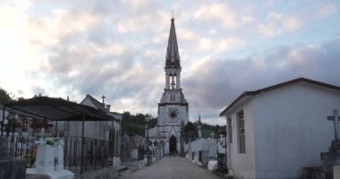 Cuetzalan, Puebla. Meksika 'ya. 23 Kasım 2024. Geleneksel mezarlık ve kilise.