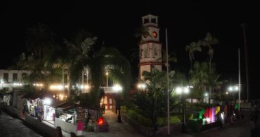 Cuetzalan, Puebla. Meksika mı? 23 Kasım 2024. Saat kulesi ve sokak satıcıları.