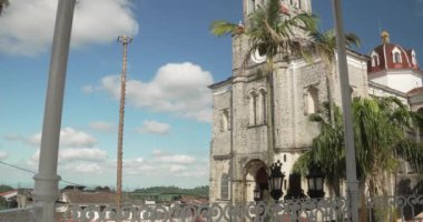 Zocalo 'daki Kiosk' tan Cuetzalan katedrali