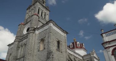 Mavi gökyüzü ile Cuetzalan Katedrali