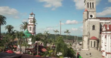 Cuetzalan, Puebla. Meksika mı? 23 Kasım 2024. Bulutların gölgesi ile ilk kare geniş açı