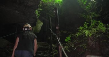 Bir kadın Cuetzalan, Puebla, Meksika 'daki bir mağaradan çıkıyor.