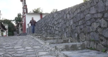 Meksikalı adam Cuetzalan mezarlığından çıkıyor.