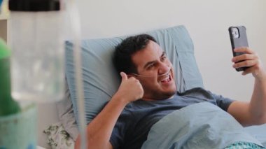 Solunum cihazı ve oksijen tüpü olan Meksikalı bir adam kendi fotoğrafını çekiyor.