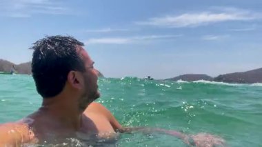 Meksikalı adam Zihuatanejo denizinde kendini kaydetmeyi sever.