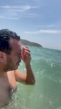 Meksikalı adam kendini denize kaydeder ve bir dalganın içine girer.