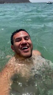 Meksikalı adam kendini denizin tadını çıkarırken kaydediyor.