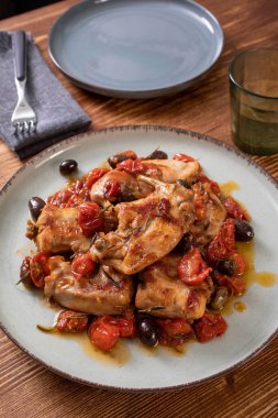 Domates soslu ve sebzeli kızarmış tavuk.