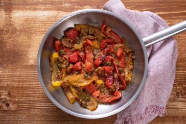 Domates soslu ve sebzeli haşlanmış tavuk.