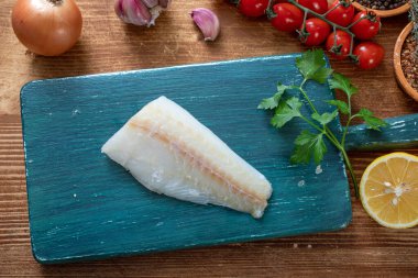 Limonlu ve biberiyeli çiğ somon filetosu.