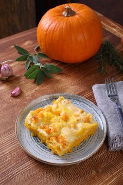 Peynirli ve domatesli kabak turtası