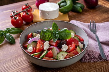 domatesli salata, mozzarella ve fesleğen