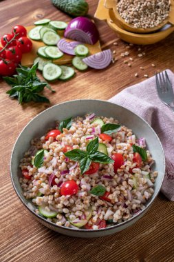 Karabuğday lapası, sebzeli ve otlu.