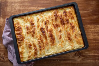 Peynirli ve domatesli ev yapımı pizza.