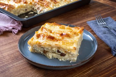 Peynirli ve domates soslu ev yapımı lazanya.