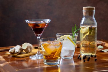 Buzlu viski ve ahşap arka planda limon.